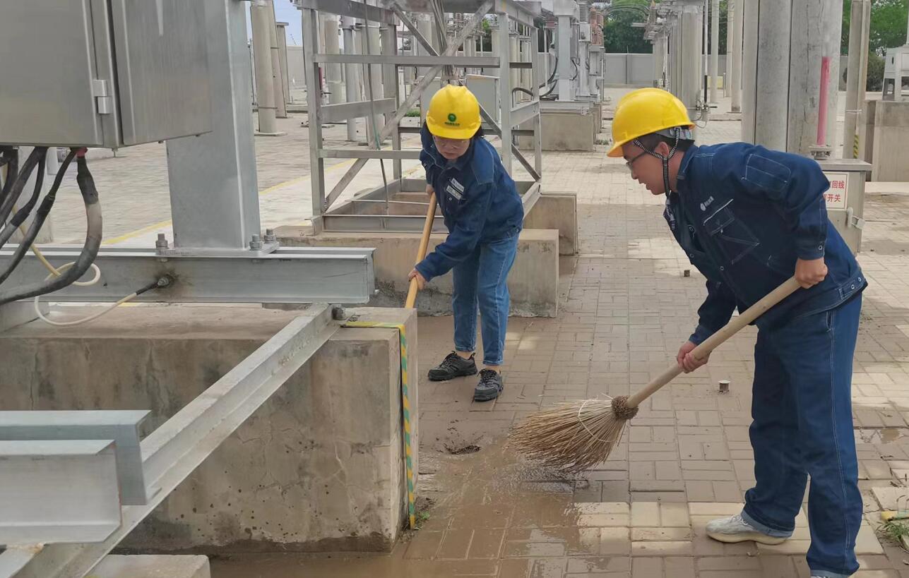 戈壁有雨，阿電人全力出擊保供電