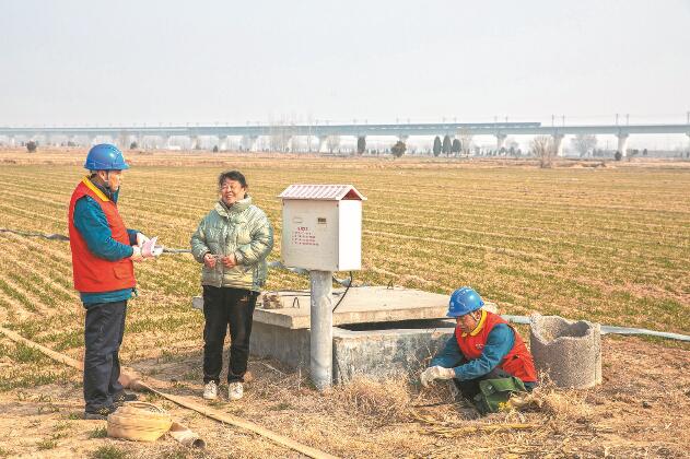 山東省梁山縣：黃河灘區(qū)上，井在地頭，電到井口