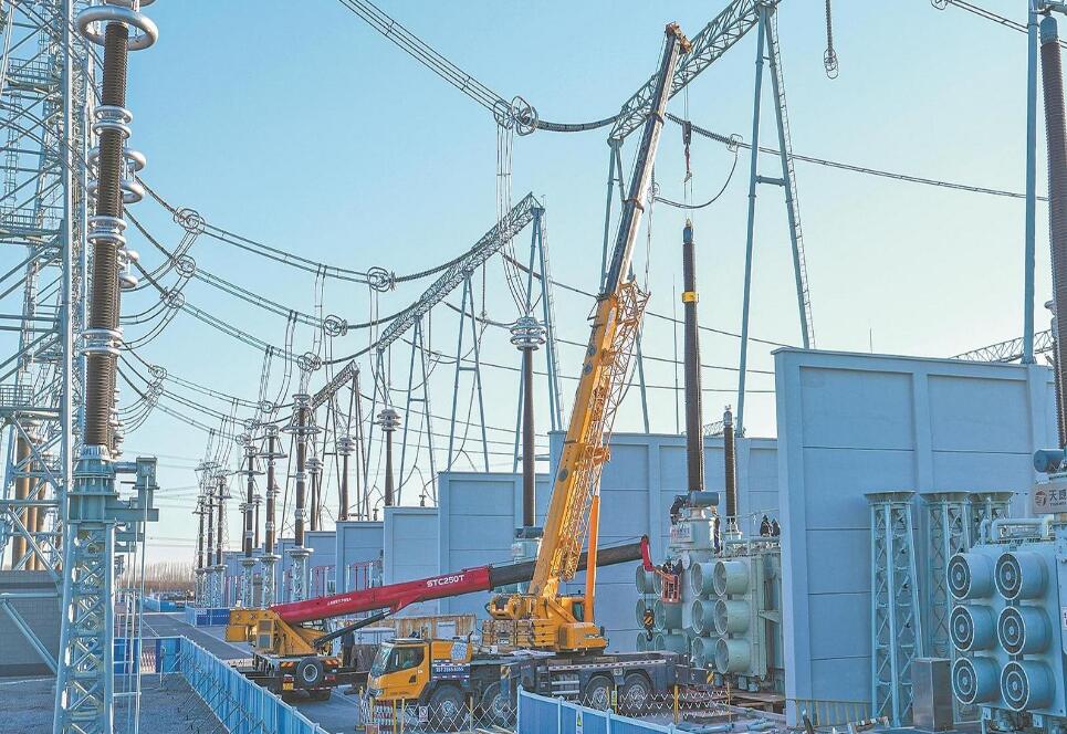 1000千伏北京東變電站擴建工程4號主變壓器安裝