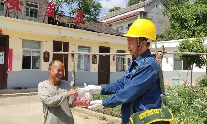 國網(wǎng)洛南供電公司愛心服務(wù)溫暖孤寡老人