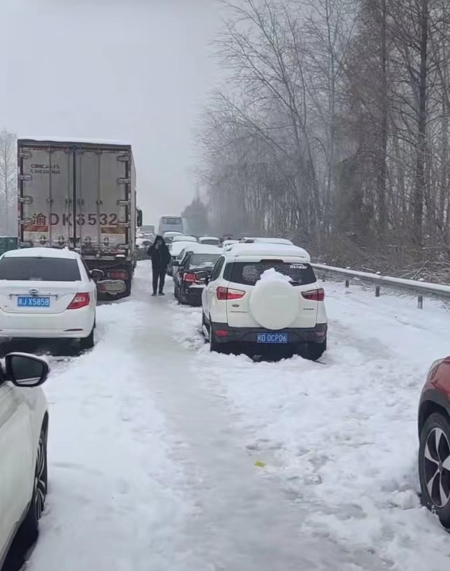 湖北凍雨暴雪導(dǎo)致高速公路堵塞，電動(dòng)汽車再現(xiàn)“趴窩”