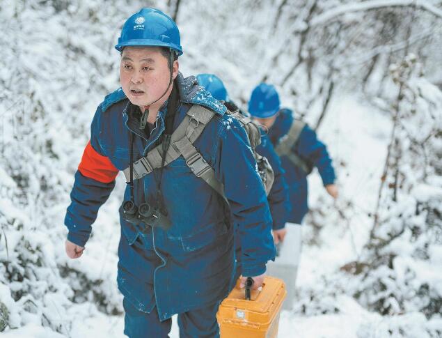 【國網(wǎng)楷?！恐芗t亮：巡行秦嶺深處 守護(hù)線路安全