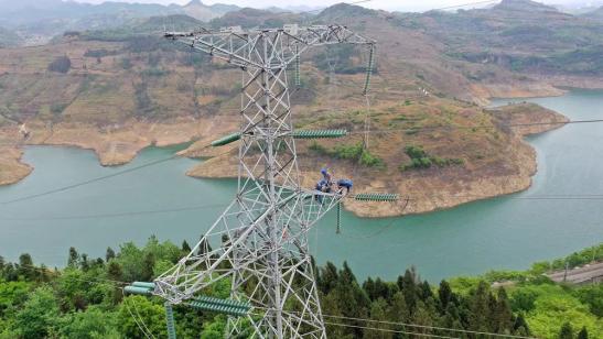 貴州興義供電局高空之上，用責任守護安全送去光明