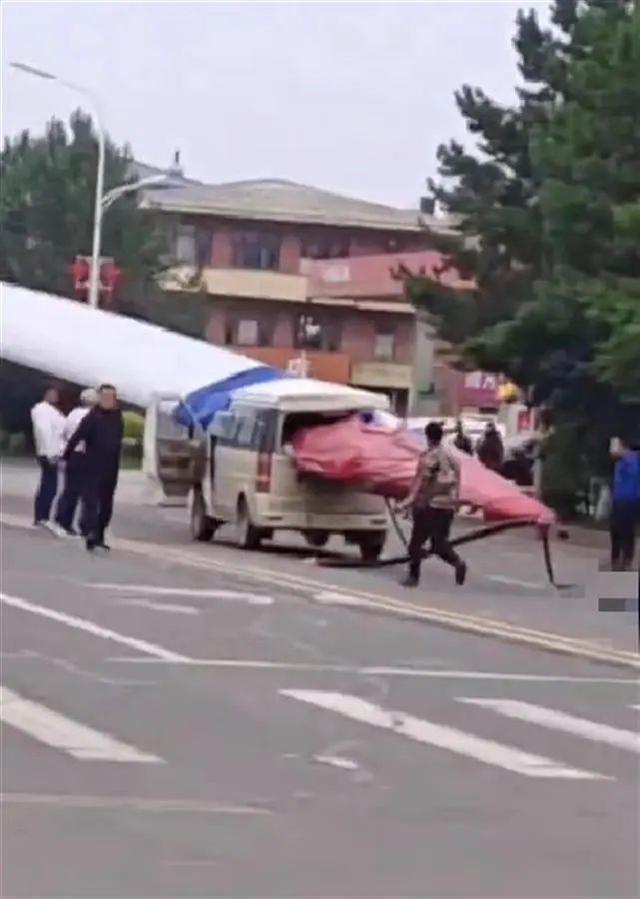 黑龍江一面包車被風(fēng)電機葉片刺穿，知情人：車上載有7人